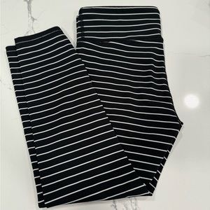 Gap Fit Blackout leggings. Size medium.